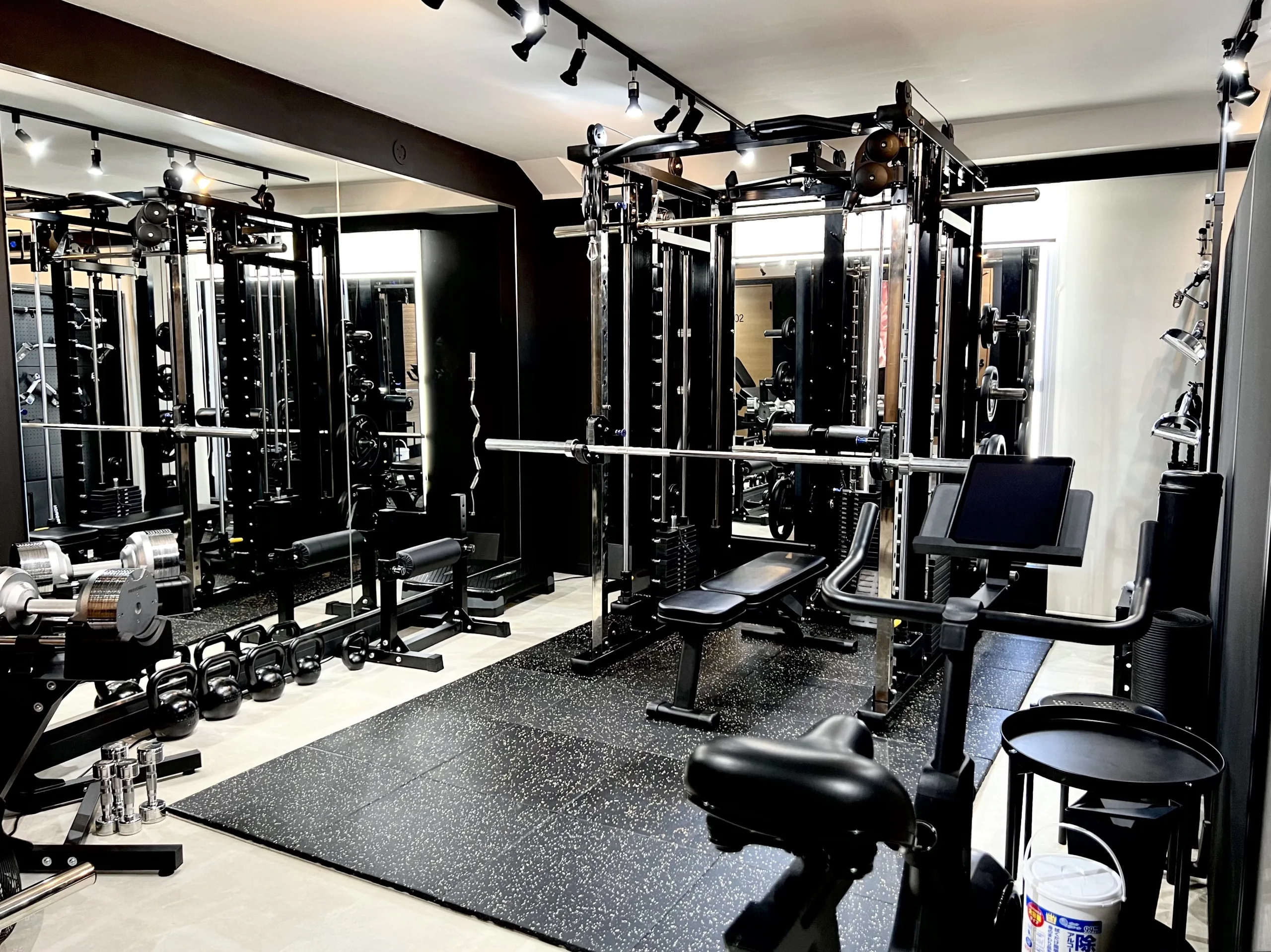 | QUALITAS(クオリタス)|痩身エステ付きパーソナルジム 表参道・外苑前エリアで人気のパーソナルジムQUALITAS青山外苑前店のトレーニング施設の内装