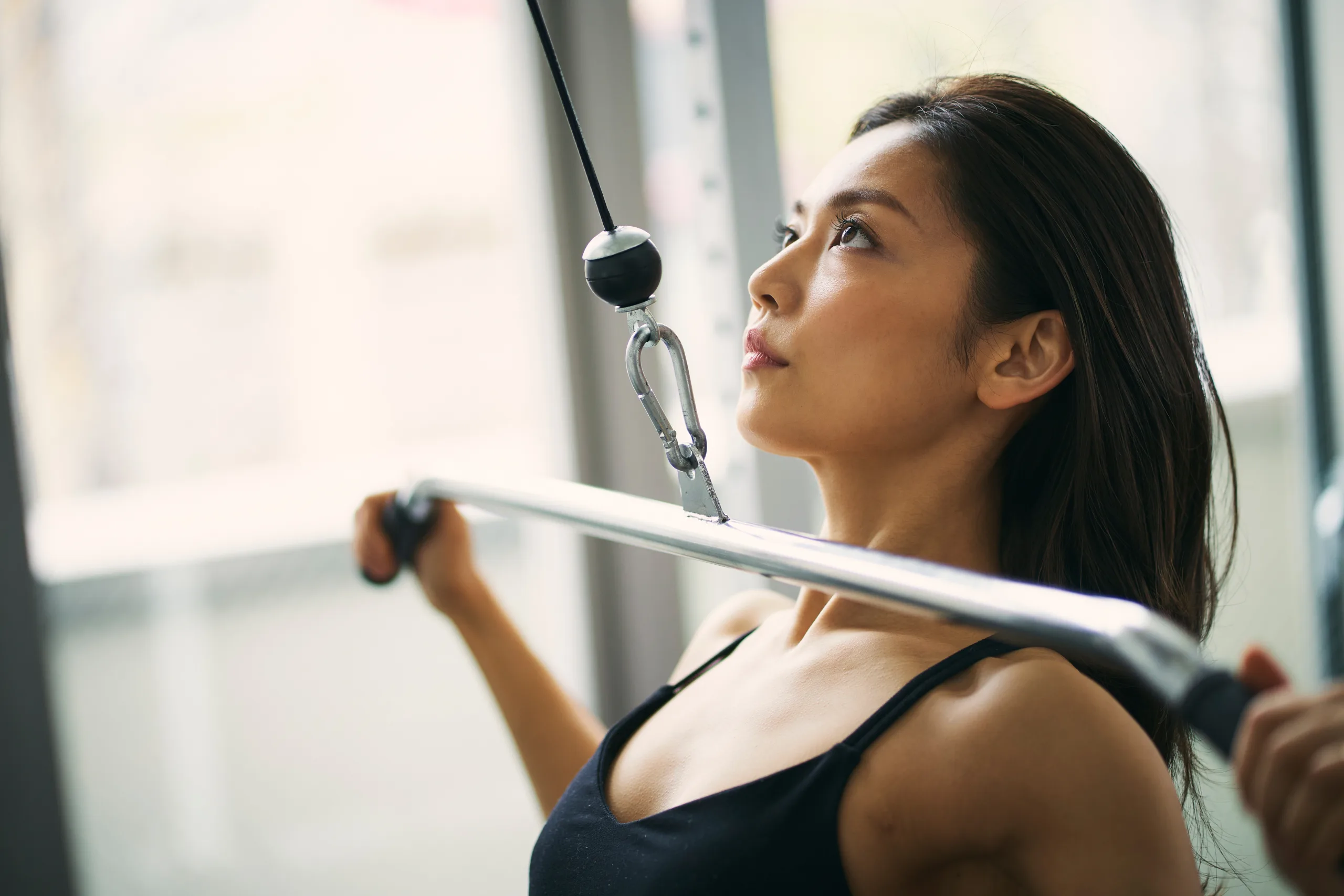 パーソナルジムでトレーニングしている日本人女性