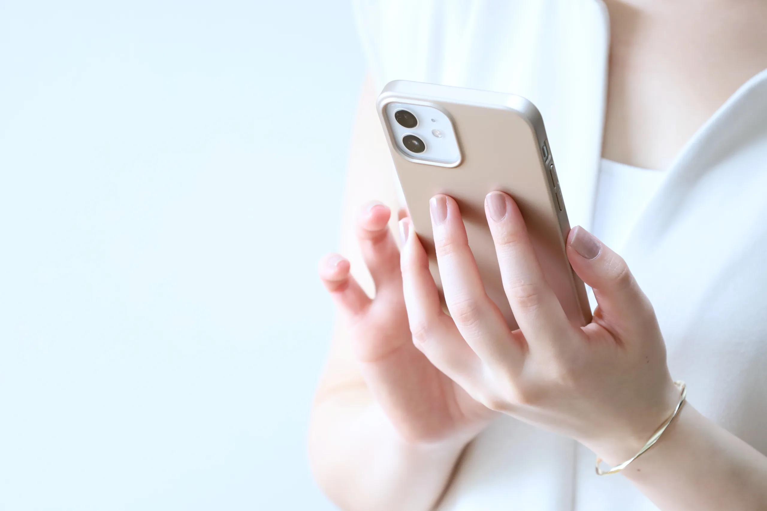 スマートフォンを操作している女性