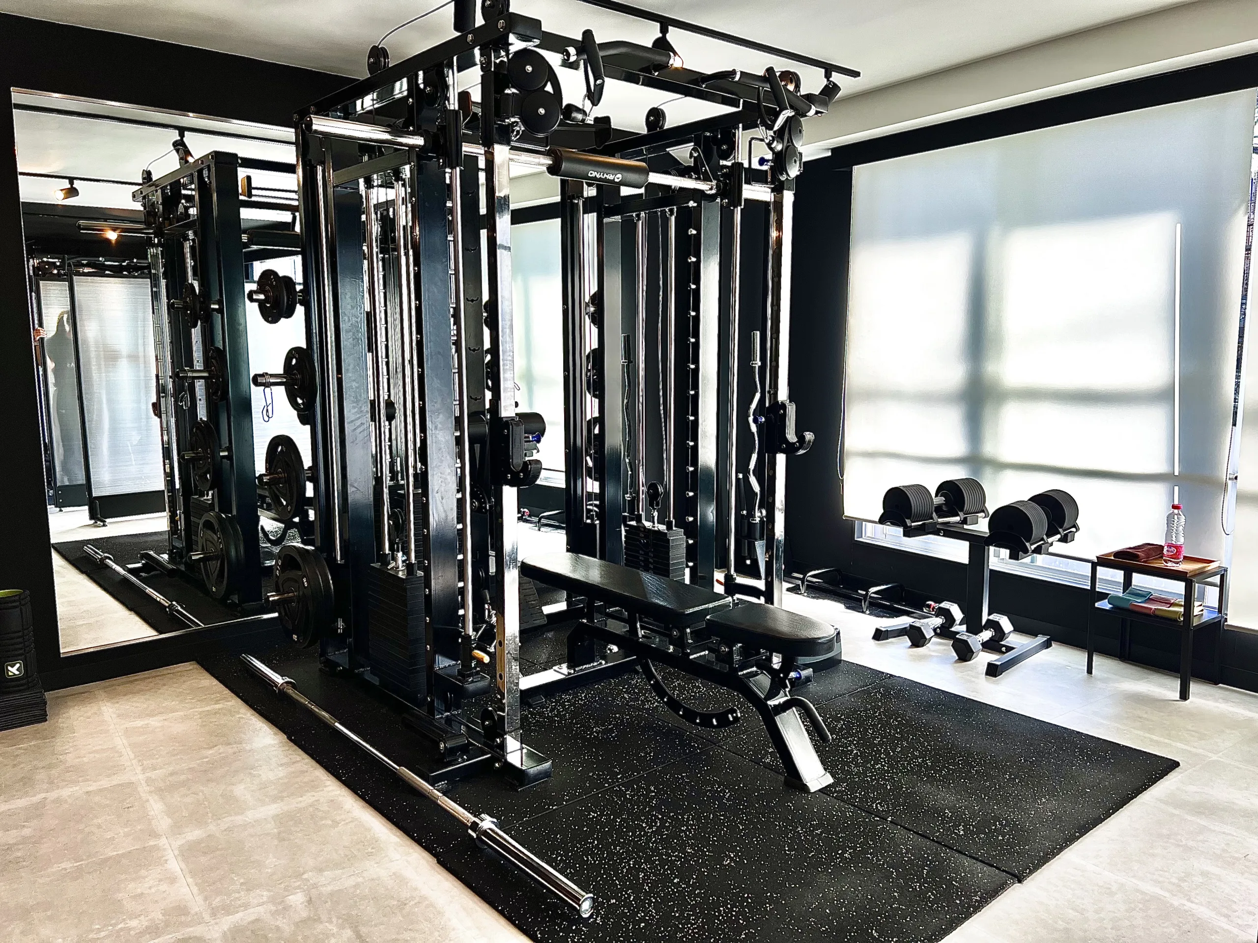 QUALITAS青山外苑前店のトレーニング施設の内装