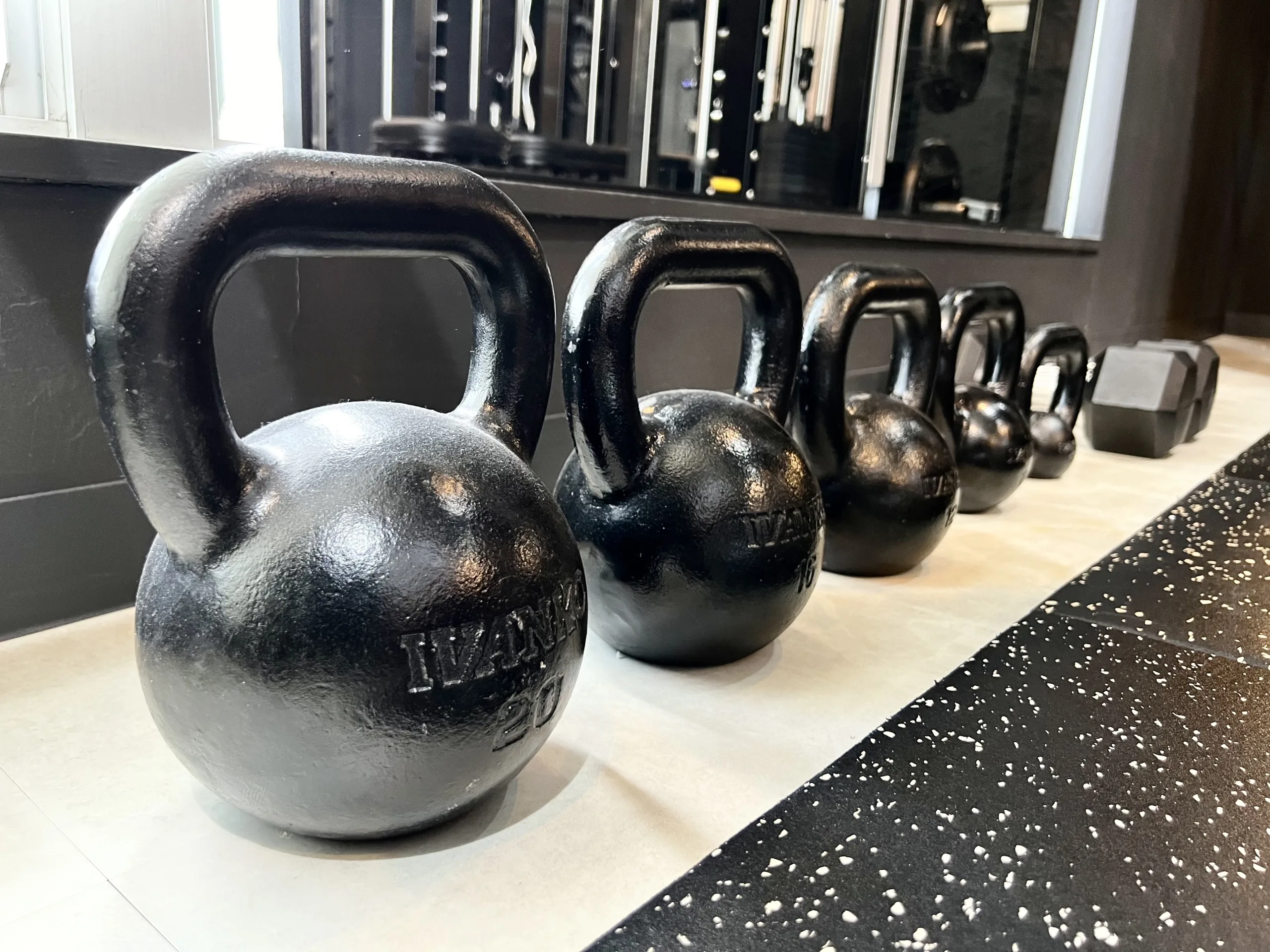 QUALITAS青山外苑前店のトレーニング施設の内装（追加視点）