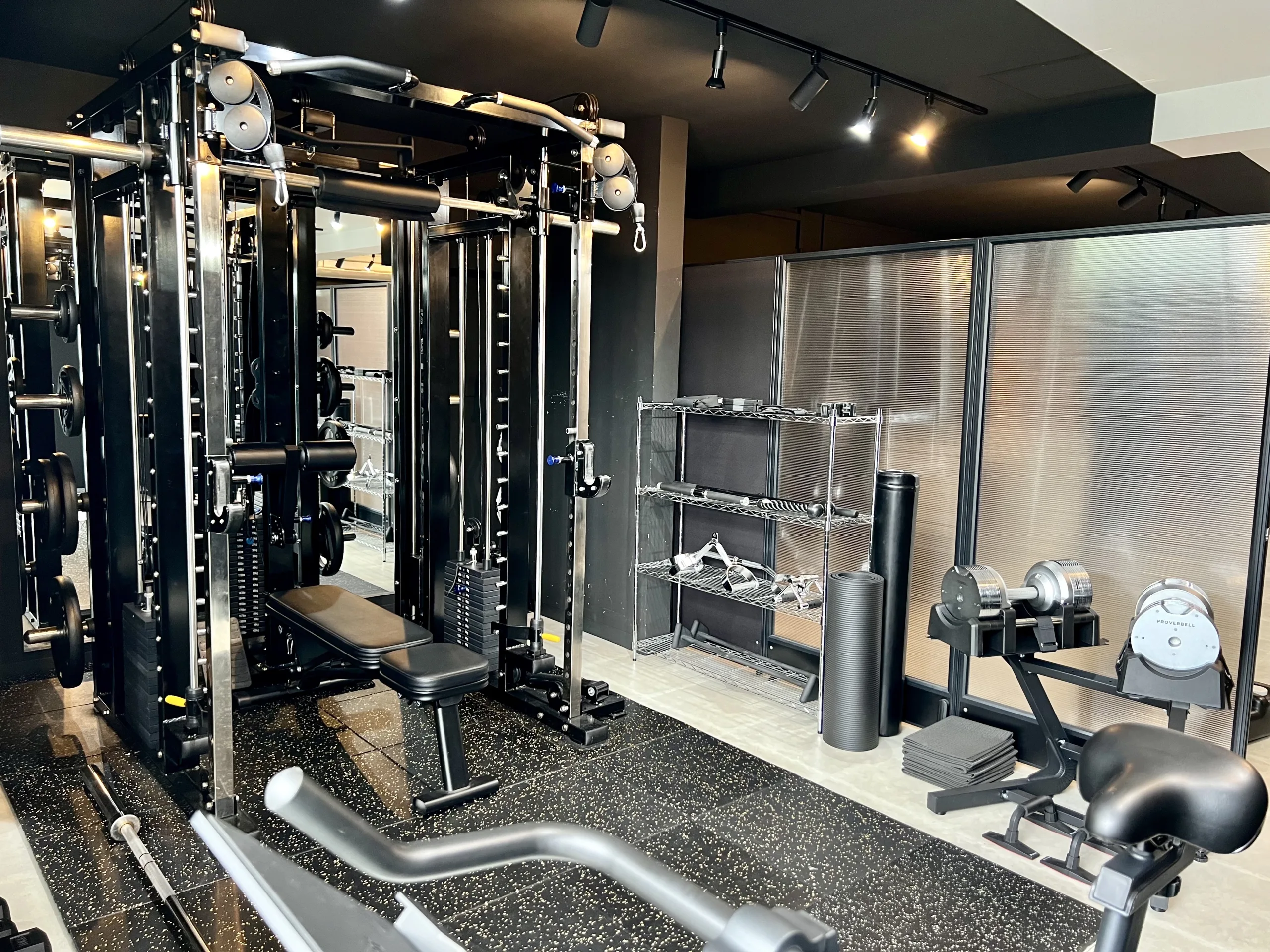 QUALITAS青山外苑前店のトレーニング施設の内装（追加視点）