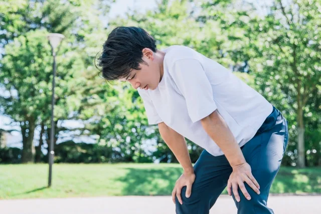 疲労で休憩するスポーツ男性