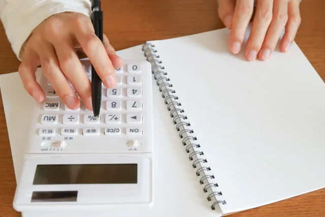 電卓で計算している様子