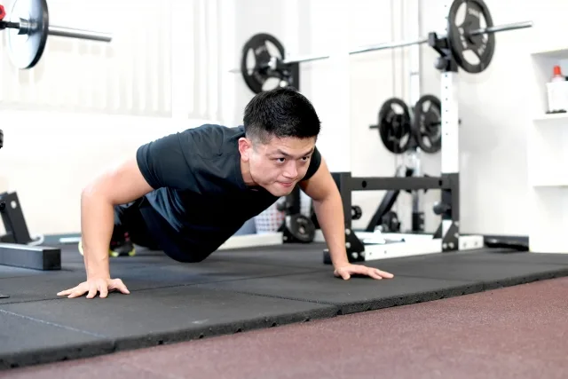 4644938_s | QUALITAS青山外苑前店 腕立て伏せをしている男性