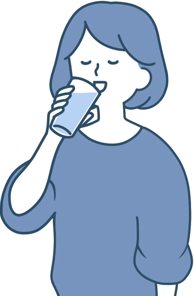 水を飲む女性