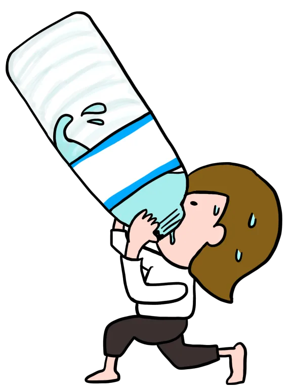 大きいペットボトルで水を飲んでいる女性