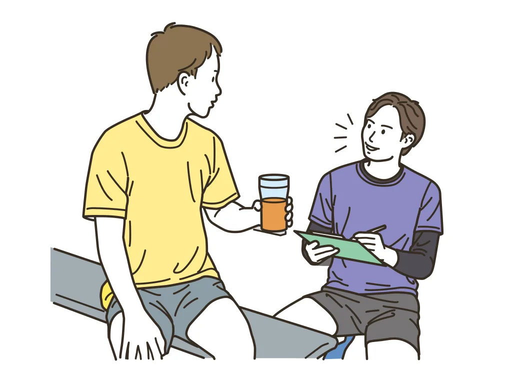 24032320 | 外苑前のパーソナルジム|QUALITAS青山外苑前店 男性会員に食事指導をしてる男性トレーナーの様子