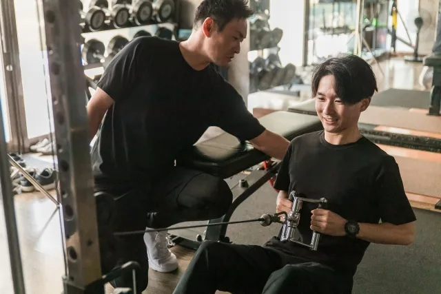 パーソナルトレーナーの指導を受けている人