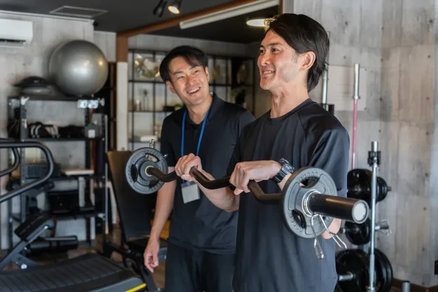 パーソナルジムで指導を受ける男性