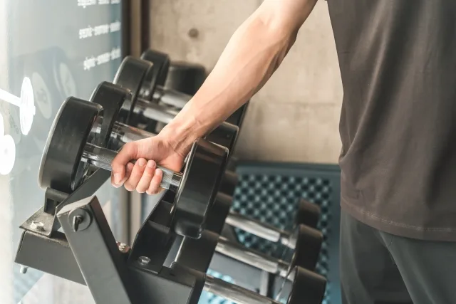 ダンベルを持つ男性