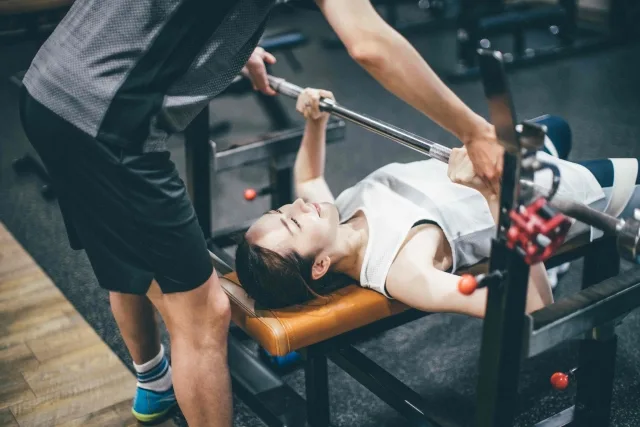 パーソナルトレーニングのセッションを受けている人