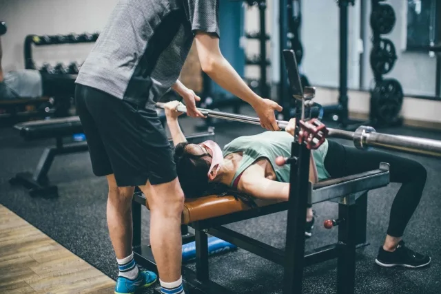 トレーニングをしている女性